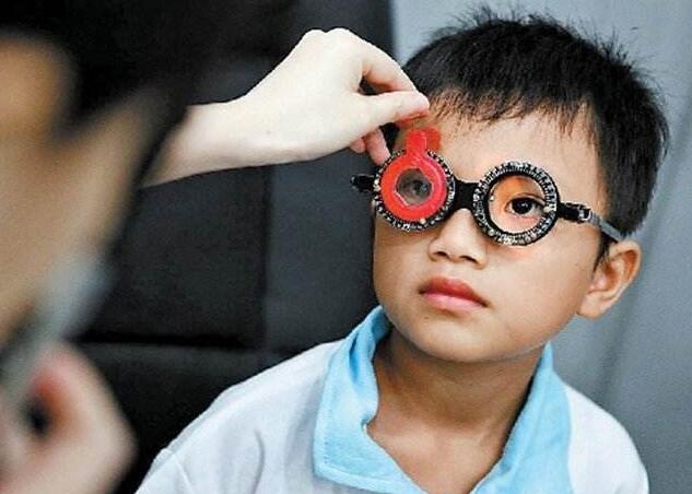 毁掉孩子视力的3个重要因素，不是手机和电子产品，家长要重视